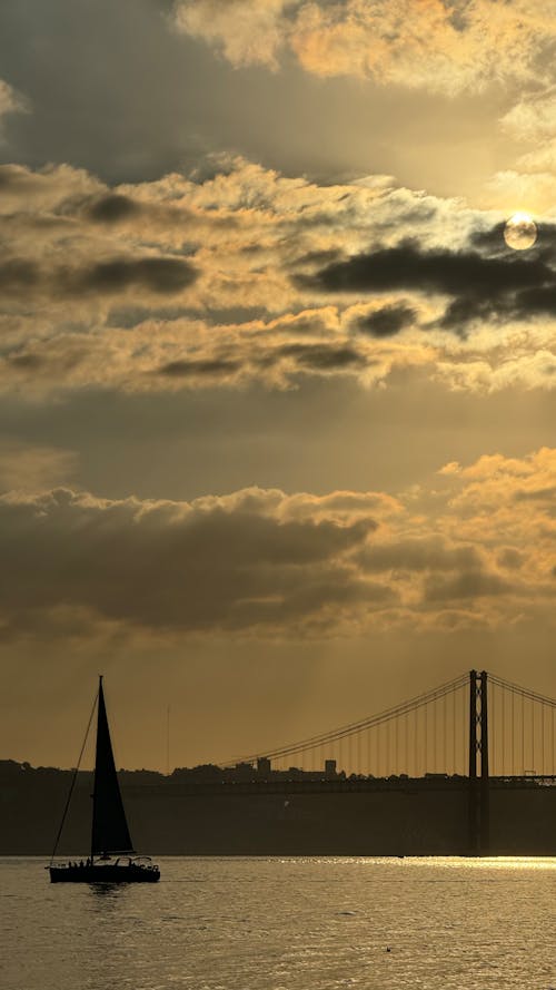 Ilmainen kuvapankkikuva tunnisteilla 25 huhtikuuta silta, auringonlasku, kaupungit