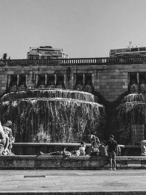 akan su, ayakta, bina içeren Ücretsiz stok fotoğraf