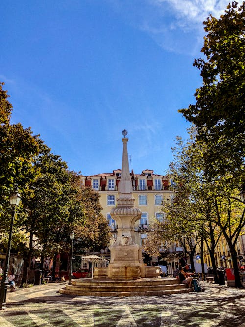 A fountain in the middle of a city square