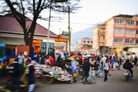 在坦桑尼亚首都阿鲁沙市热闹的街头市场，人群和商店都呈现多元化，城市生活充满活力
