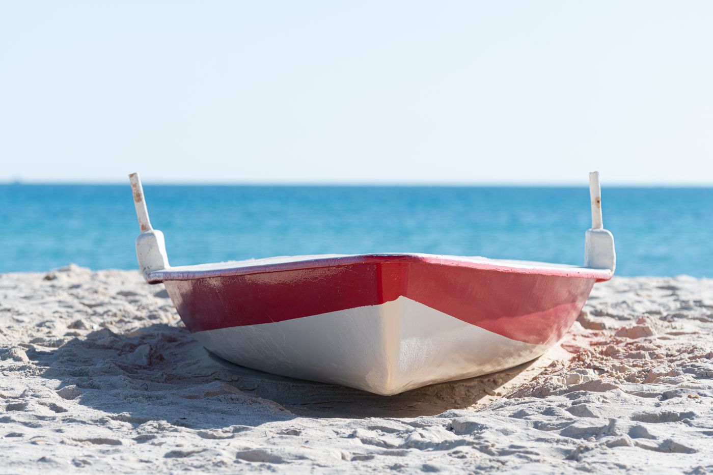 Piaszczysta plaża i łódź na wybrzeżu Tunezji