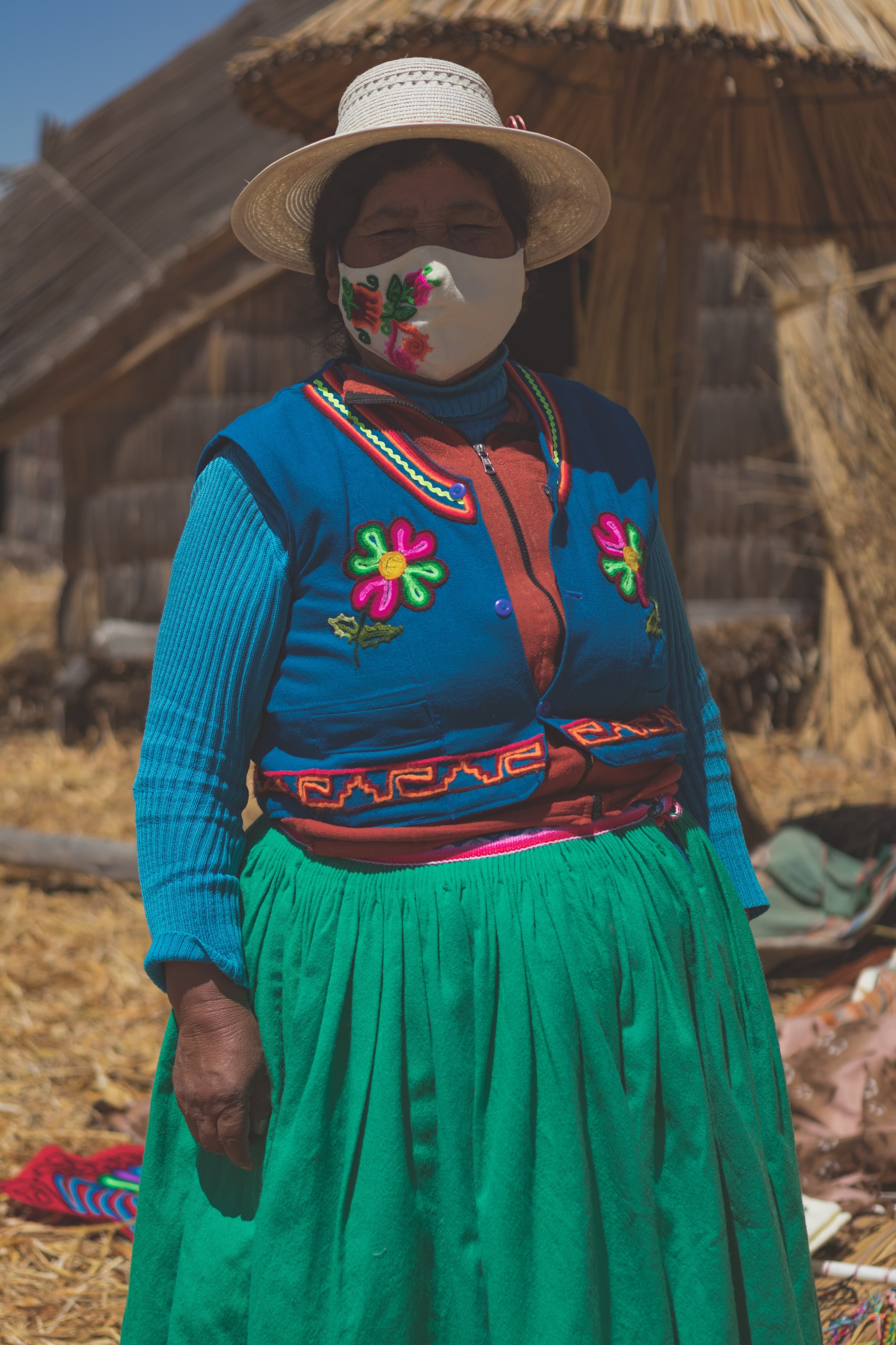 Foto de stock gratuita sobre aldeano, de pie, gorro, máscara, mujer ...