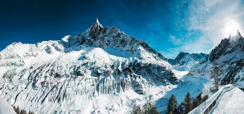 雪覆蓋山在藍藍的天空下