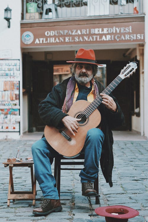 Gratis lagerfoto af ældre, Gadekunstner, guitarist