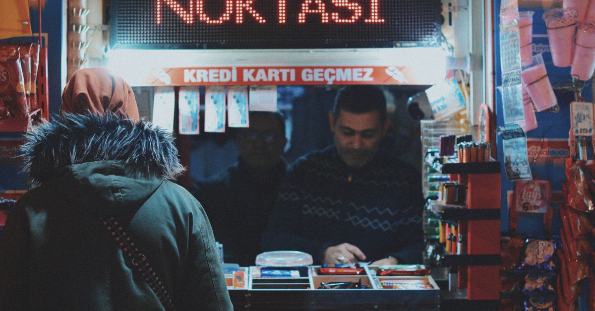 Gece açık bir büfe tezgâhı — sigara fiyatları