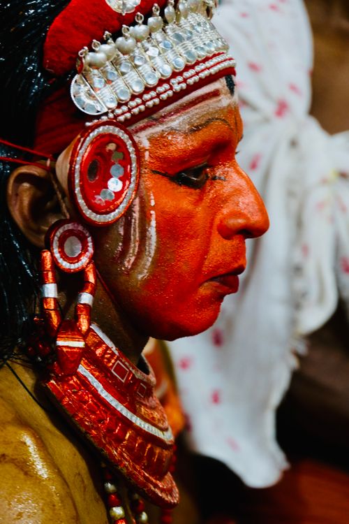 Free Close-up portrait of a tribesman with a vibrant painted face, showcasing cultural heritage and tradition. Stock Photo