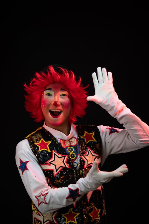 Kostenloses Stock Foto zu clown, hand erhoben, kostüm