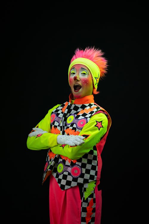 Kostenloses Stock Foto zu arme gekreuzt, clown, kostüm