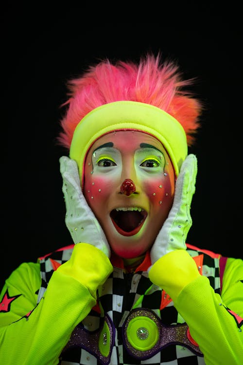 Kostenloses Stock Foto zu clown, haarband, hände auf die wangen