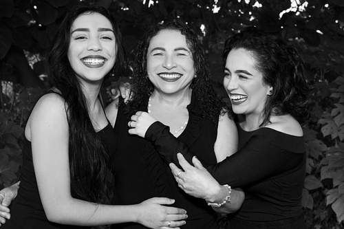Free Black and white portrait of happy women laughing outdoors in Brasília, Brazil. Stock Photo