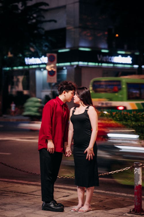 Immagine gratuita di baciando, città, coppia