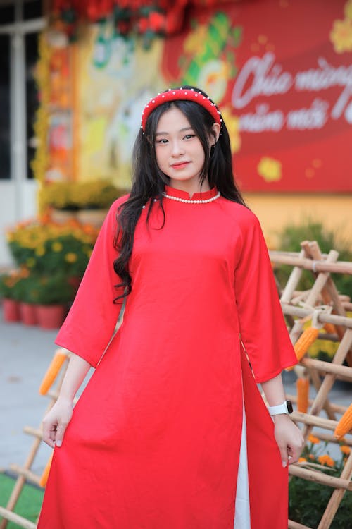 Fotobanka s bezplatnými fotkami na tému Ážijčanka, čelenka, červené šaty