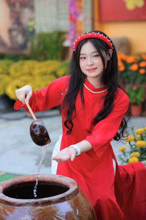 Fotobanka s bezplatnými fotkami na tému Ážijčanka, čelenka, červené šaty