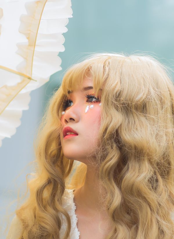 Cheveux blonds ondulés, mise en beauté