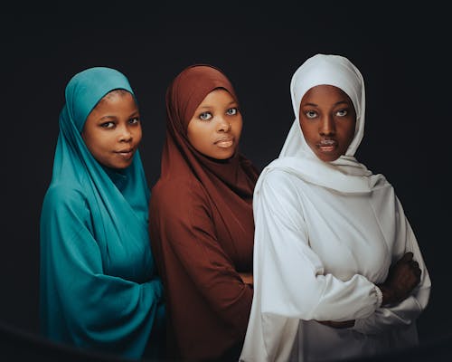 Fotobanka s bezplatnými fotkami na tému čierne pozadie, hidžáby, modeli
