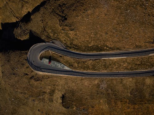 asfalt, dağlar, dolambaçlı yol içeren Ücretsiz stok fotoğraf