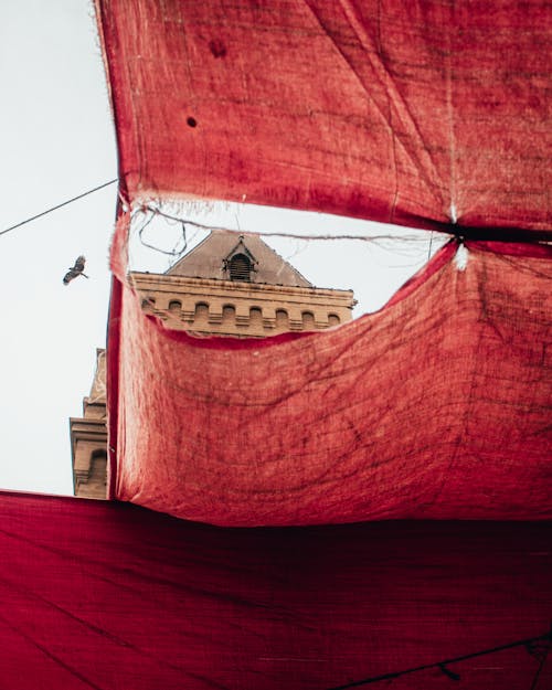 Základová fotografie zdarma na téma budova, červená plachta, červená tkanina