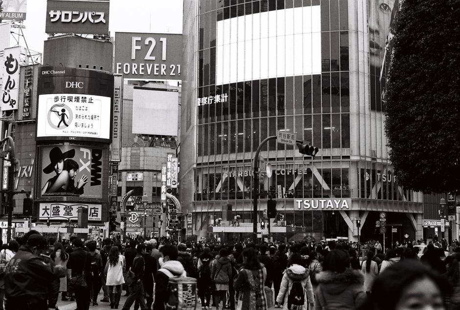 東京の広場の群衆を白黒で撮影