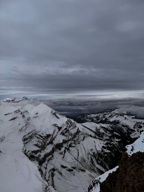 Kostenloses Stock Foto zu bedeckt, berge, drohne erschossen