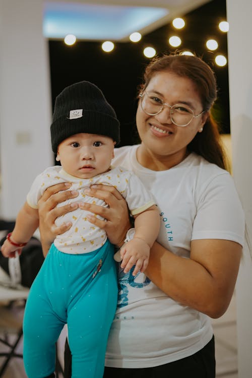 Foto profissional grátis de bebê, camiseta, chapéu