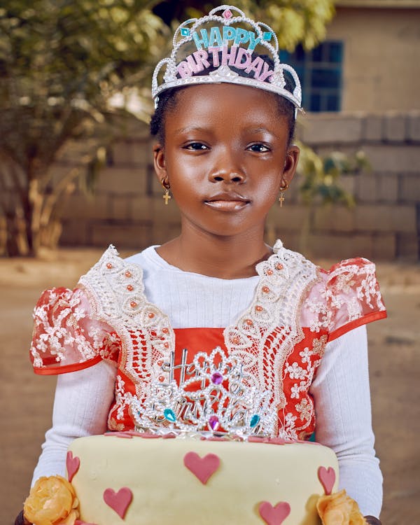 afrikalı kız, dikey atış, doğum günü içeren Ücretsiz stok fotoğraf