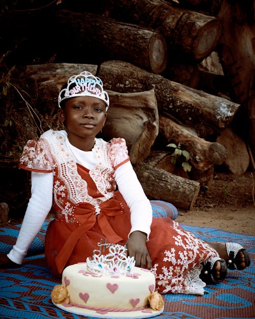 çocuk, dikey atış, doğum günü pastası içeren Ücretsiz stok fotoğraf