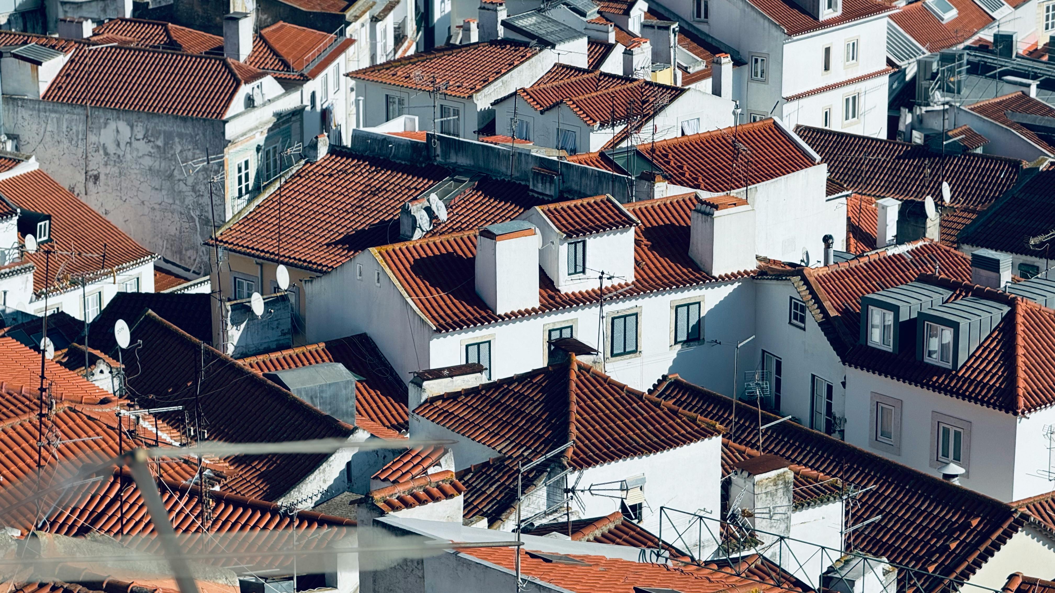 Refinancing activity surges as borrowers respond to rising rates — Photo by Rodolfo Barreto on Pexels