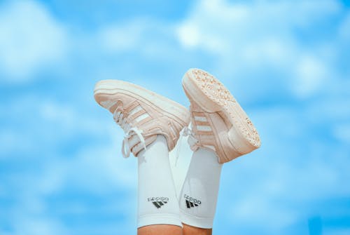 Безкоштовне стокове фото на тему «Adidas, блакитний фон, взуття»