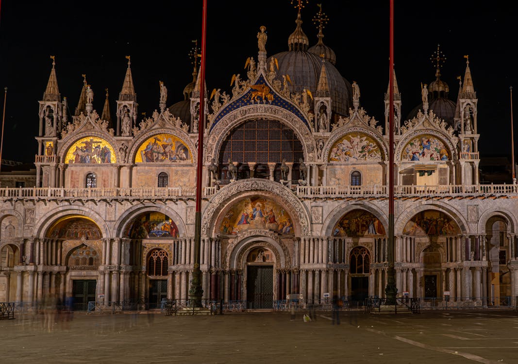 Immagine gratuita di basilica, chiesa cattolica, di notte