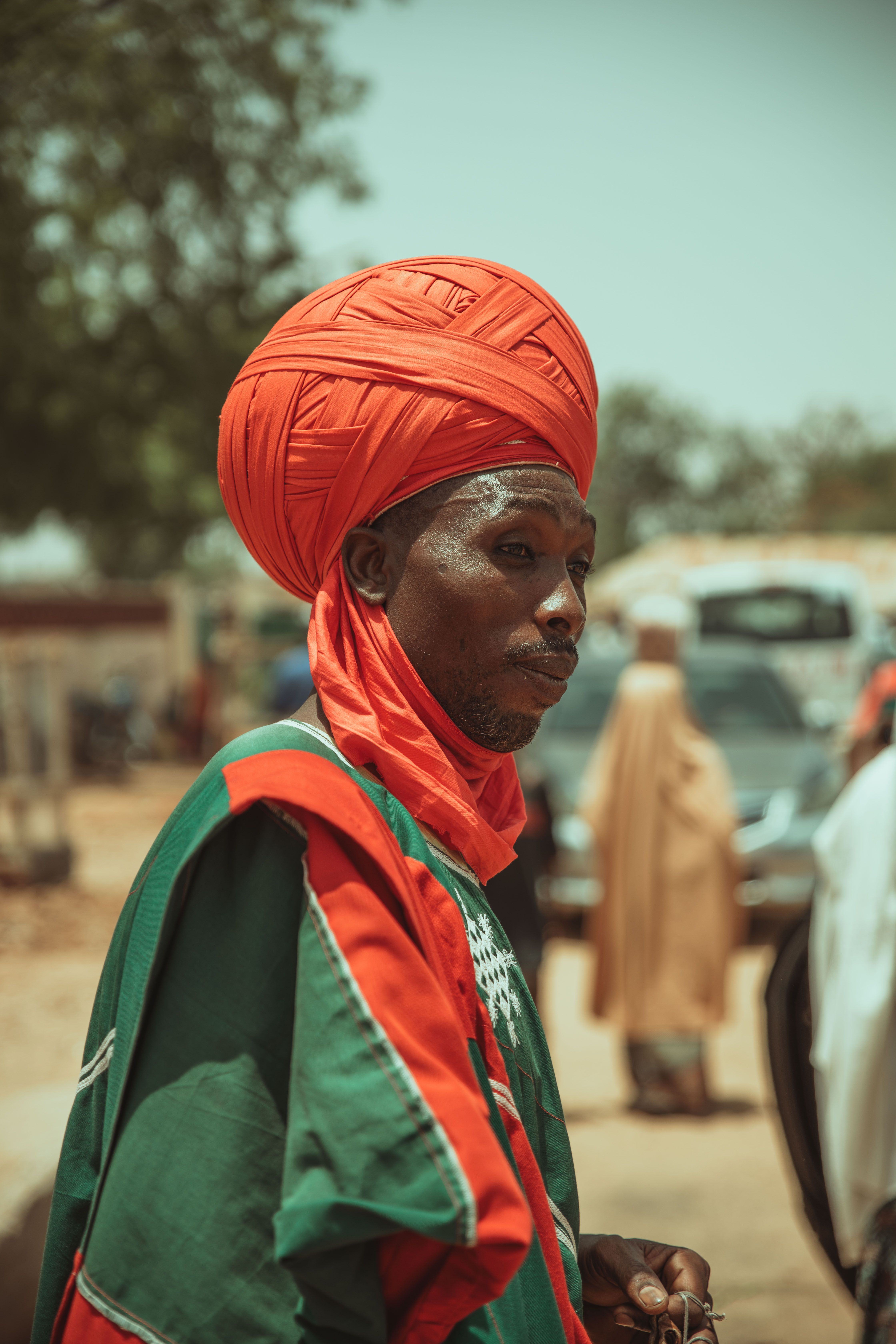 A man in a turban and red headdress · Free Stock Photo
