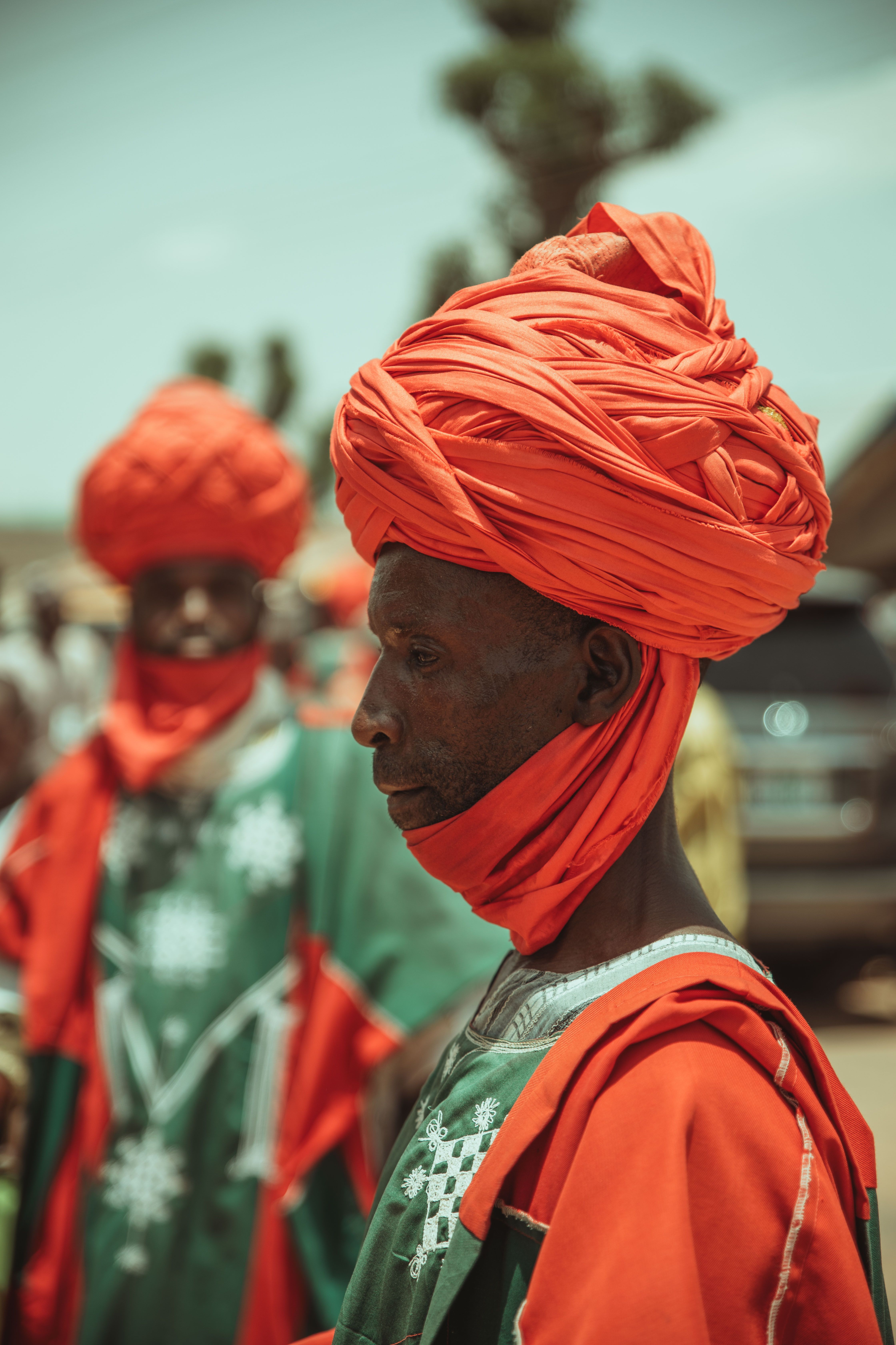A man in a turban and red headdress · Free Stock Photo