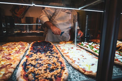 Kostnadsfri bild av äter pizza, gör pizza, italiensk mat