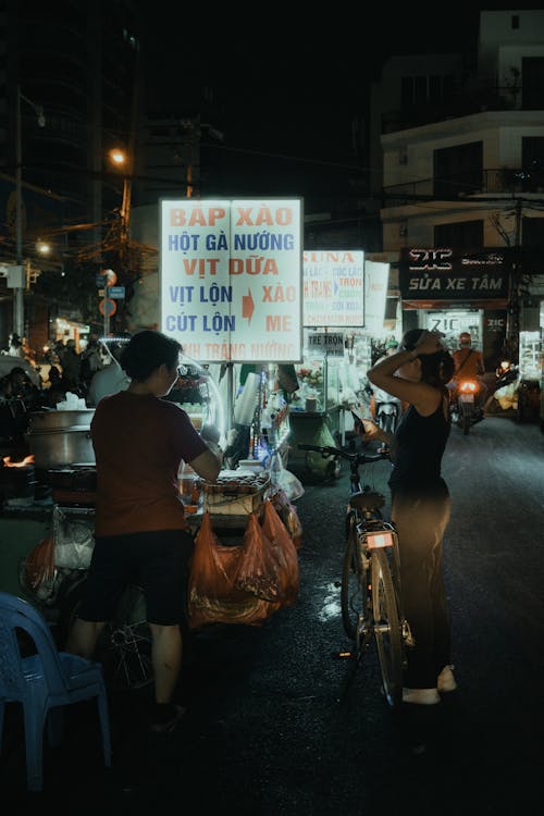 çarşı, dikey atış, gece içeren Ücretsiz stok fotoğraf