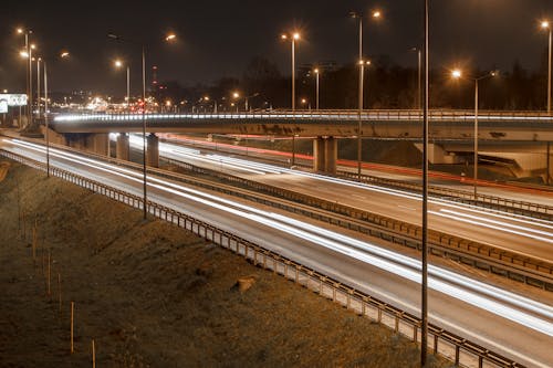 Droga Ekspresowa Autostrada Nocą Z Rozmytymi światłami Samochodów
