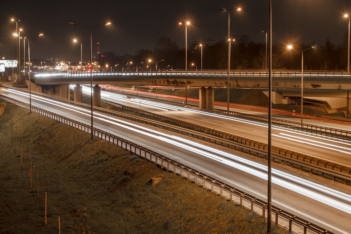 Droga Ekspresowa Autostrada Nocą Z Rozmytymi światłami Samochodów