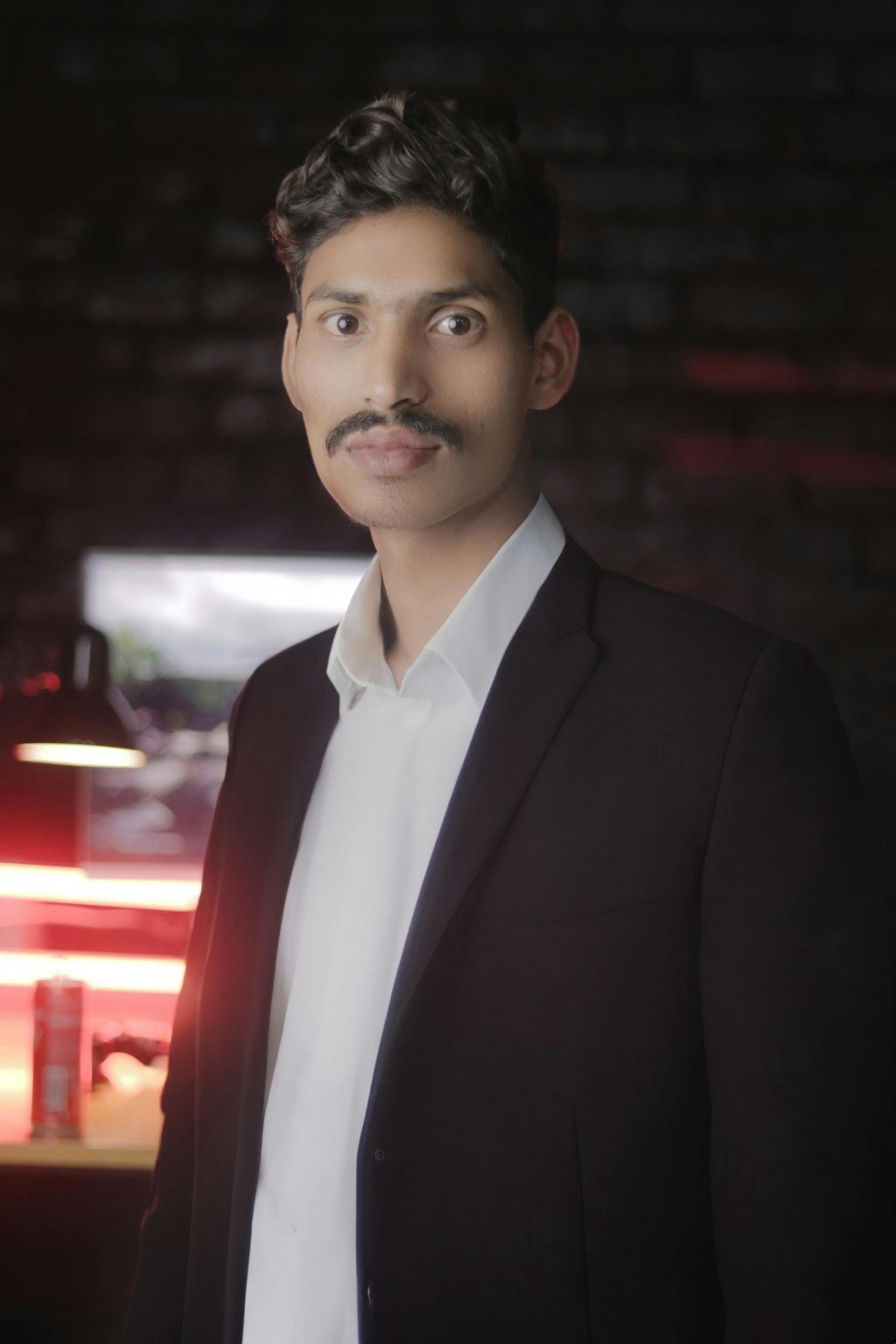 Ilmainen Muotokuva Miehestä Mustassa Puvussa Kuvapankkikuva