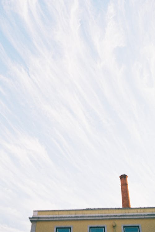 Darmowe zdjęcie z galerii z cegła, chmury pierzaste, dzielnice przemysłowe