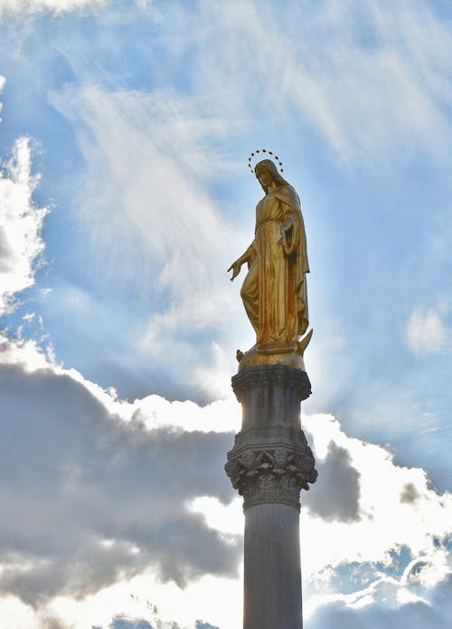 Безкоштовне стокове фото на тему «золота статуя, золотий, мати марія»