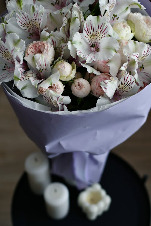 A bouquet of white and pink flowers on a table