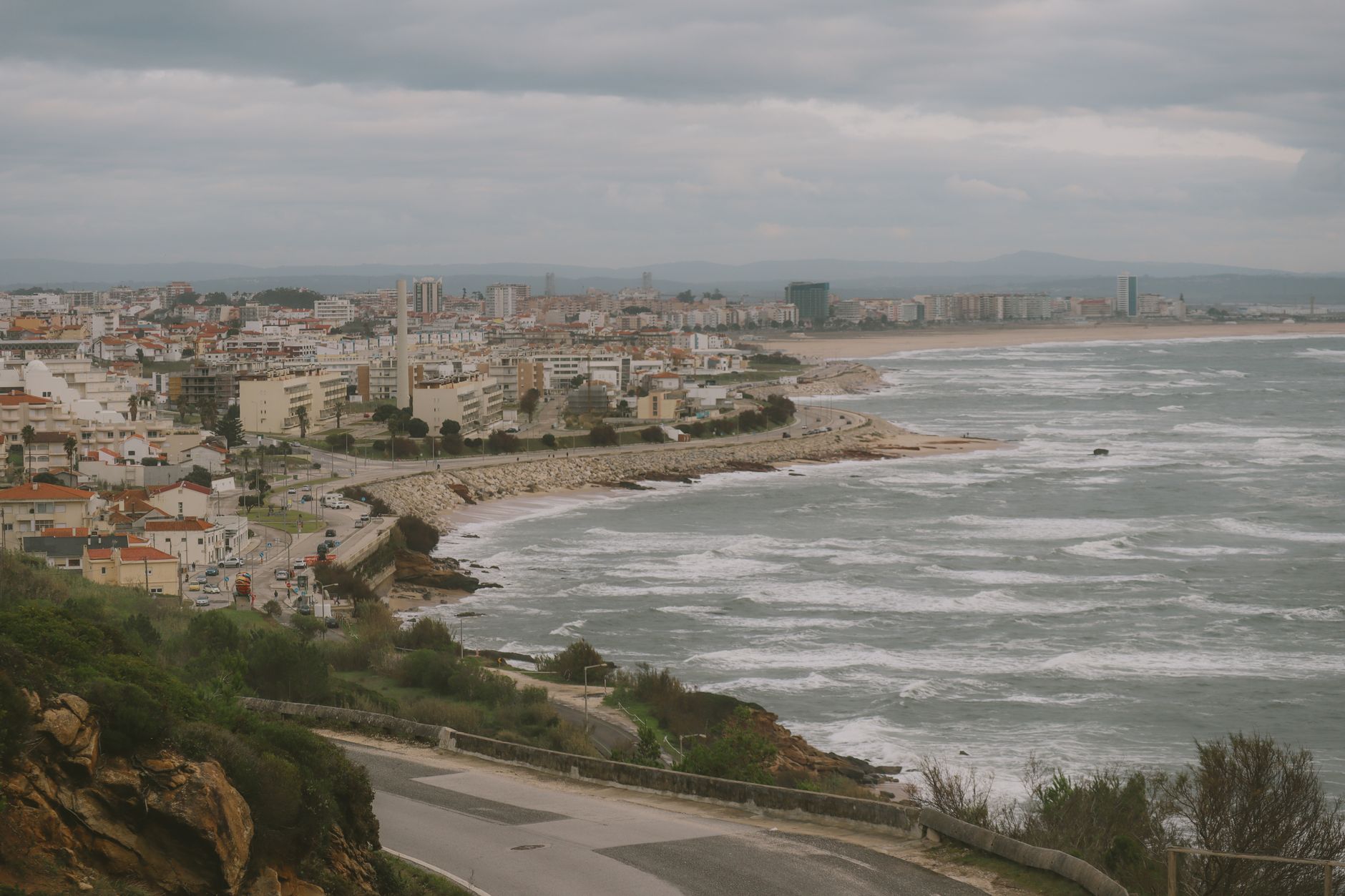 Es gibt einen Strand zwei Stunden von Coimbra entfernt, wo die Serra da Estrela mit ins Wasser geht
