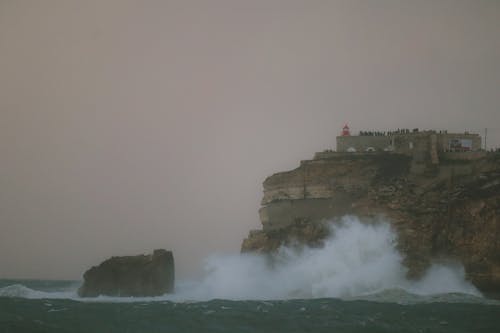 Foto profissional grátis de aldeia, casas, farol