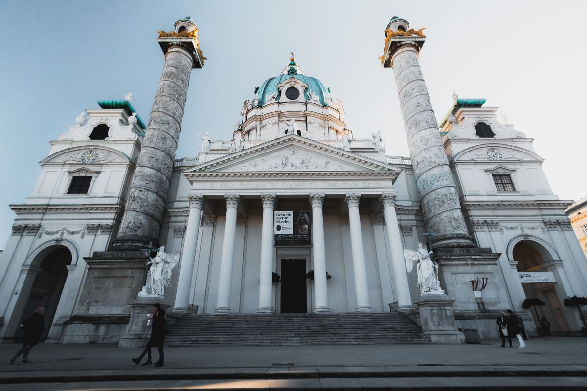 Cupola verde si porticul cu coloane al bisericii Karlskirche