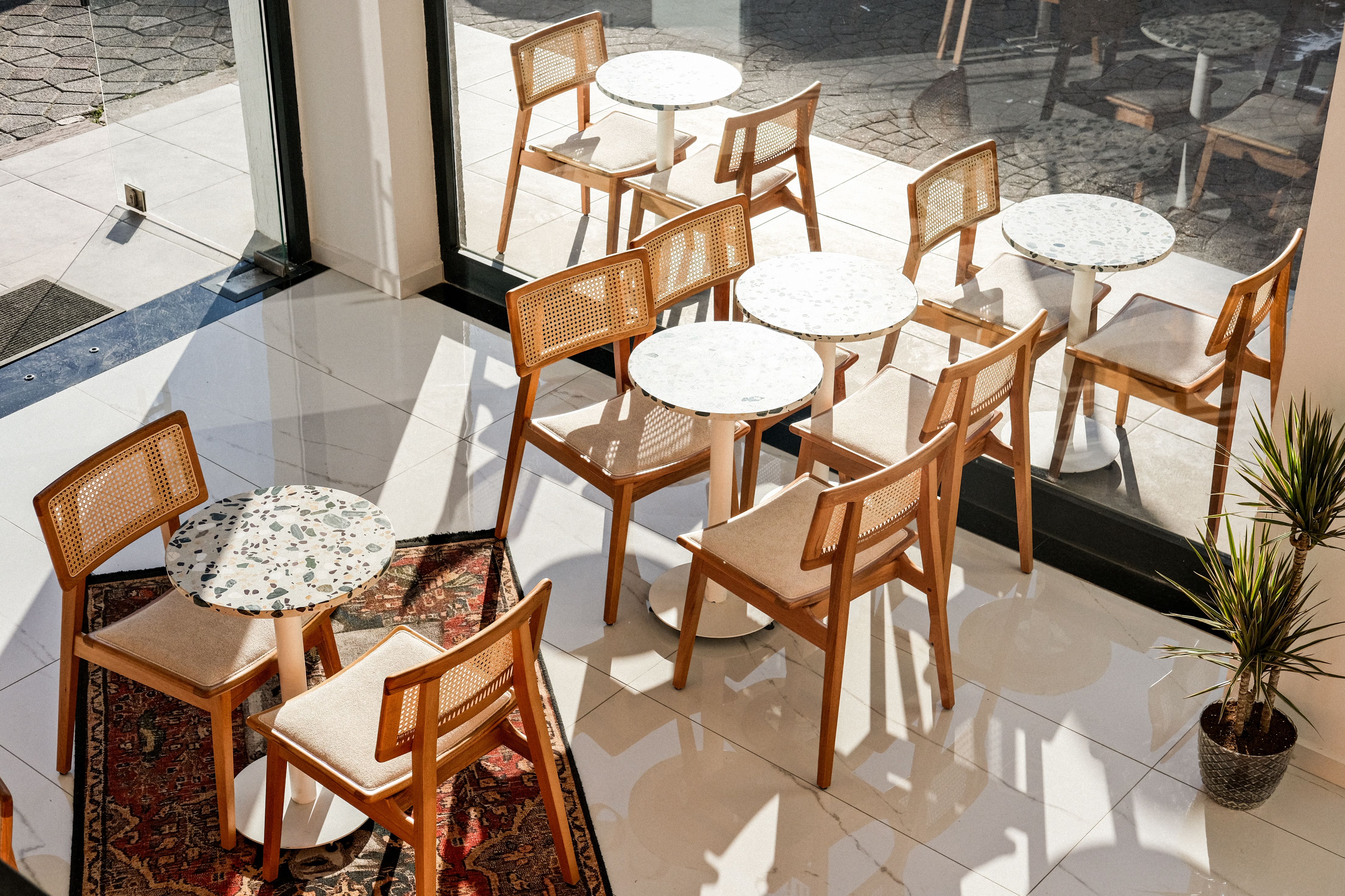 Modern interieur met een opvallend terrazzo blad.