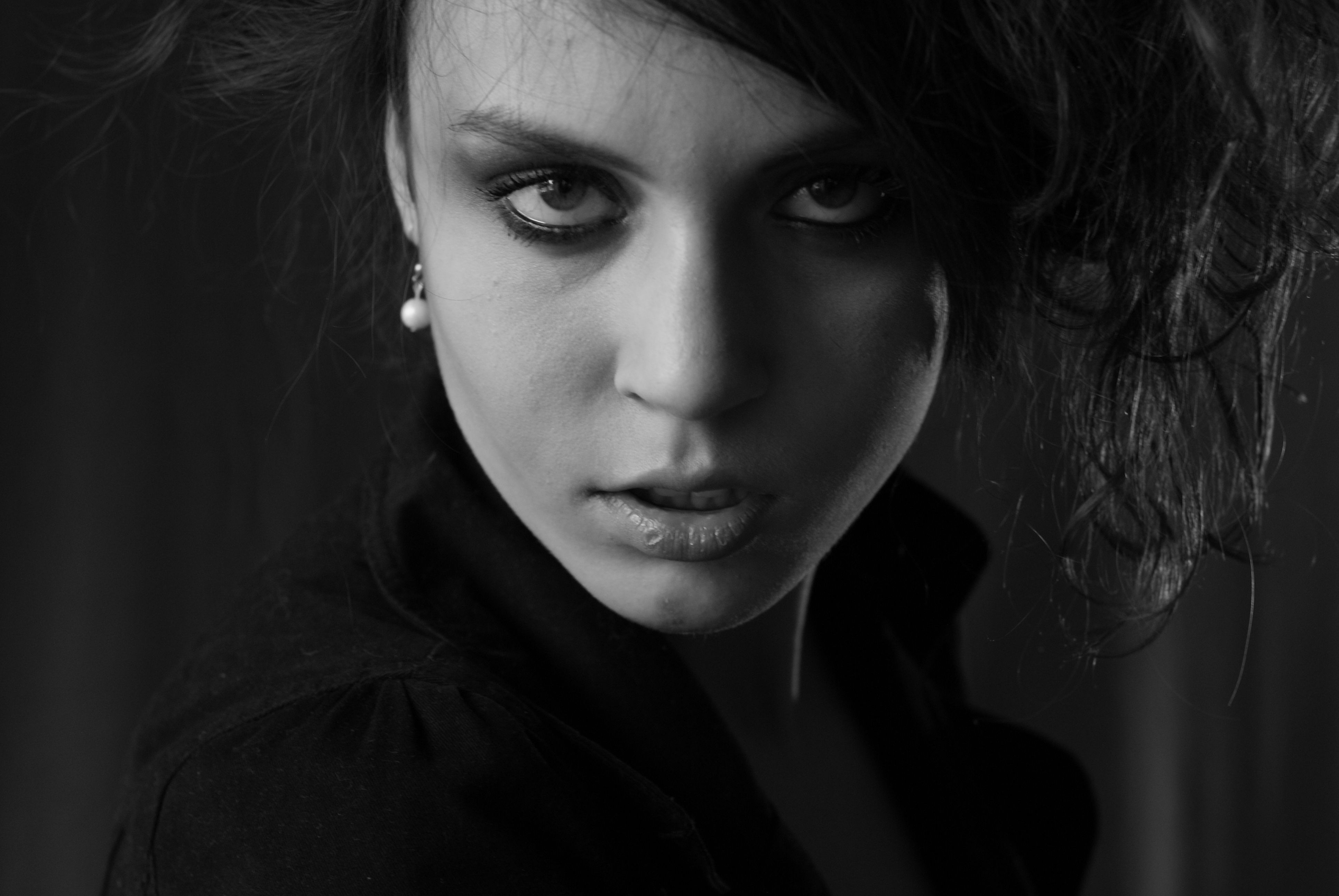 Woman Portrait in Black and White · Free Stock Photo