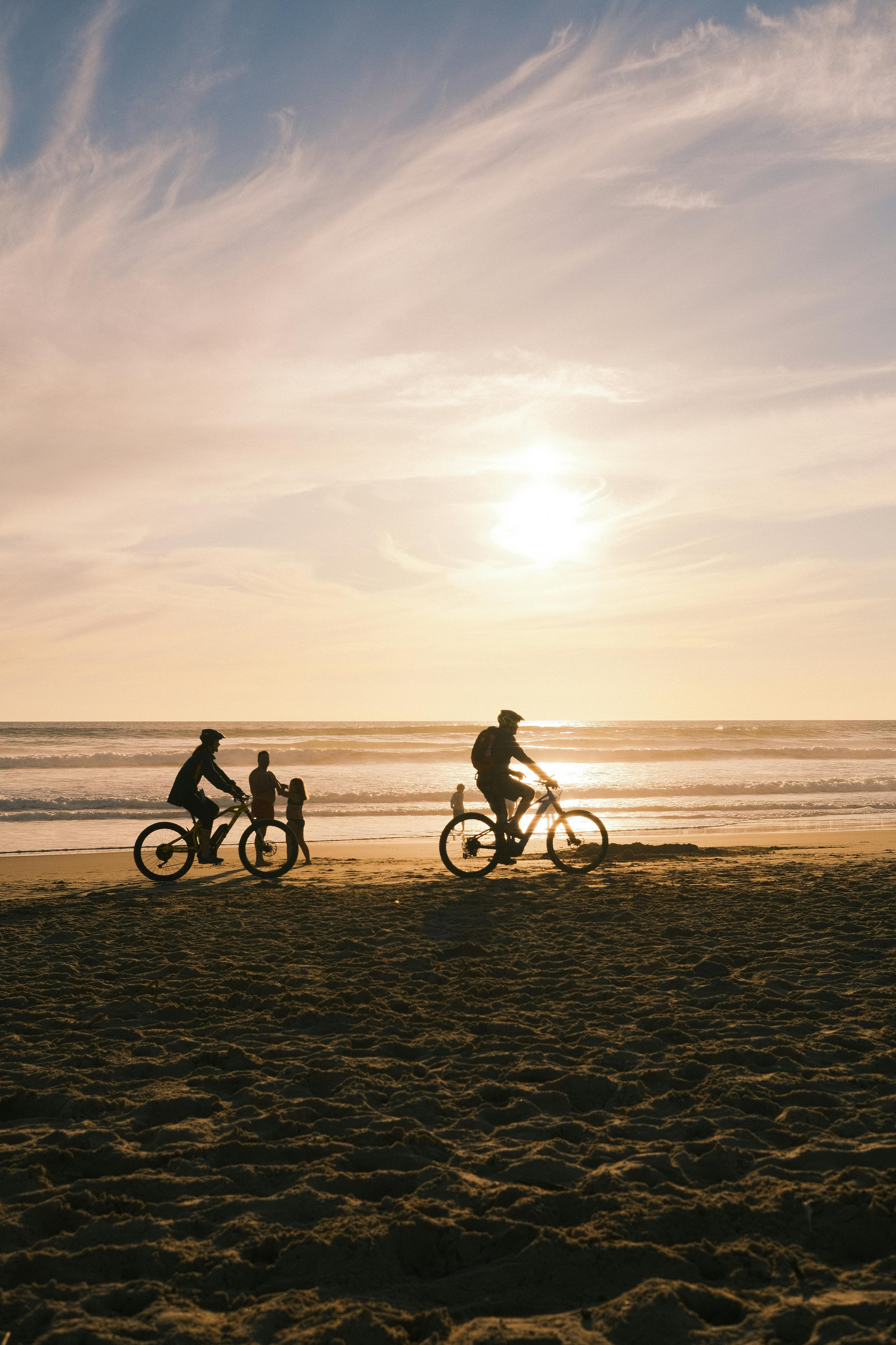 people silhouettes on beach