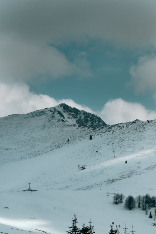beyaz, dağlar, dikey atış içeren Ücretsiz stok fotoğraf
