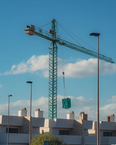 Grúa De Construcción Sobre Edificio En Ciudad