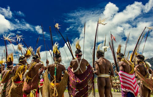 Kostenlos Männer, Die Stammeskostüme Während Des Tages Tragen Stock-Foto