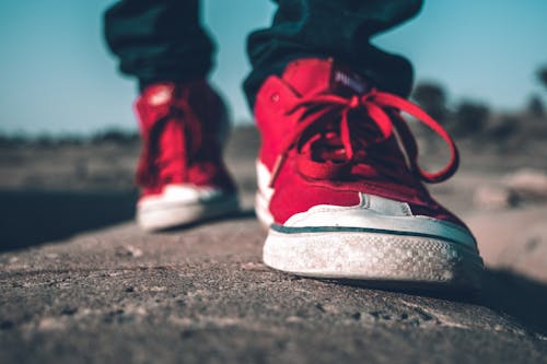 Фотография человека в красных туфлях