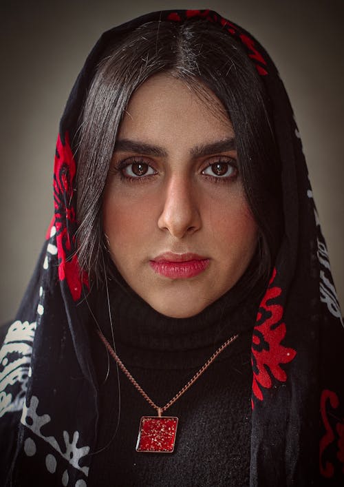 Ilmainen kuvapankkikuva tunnisteilla hijab, kasvot, kaulakoru